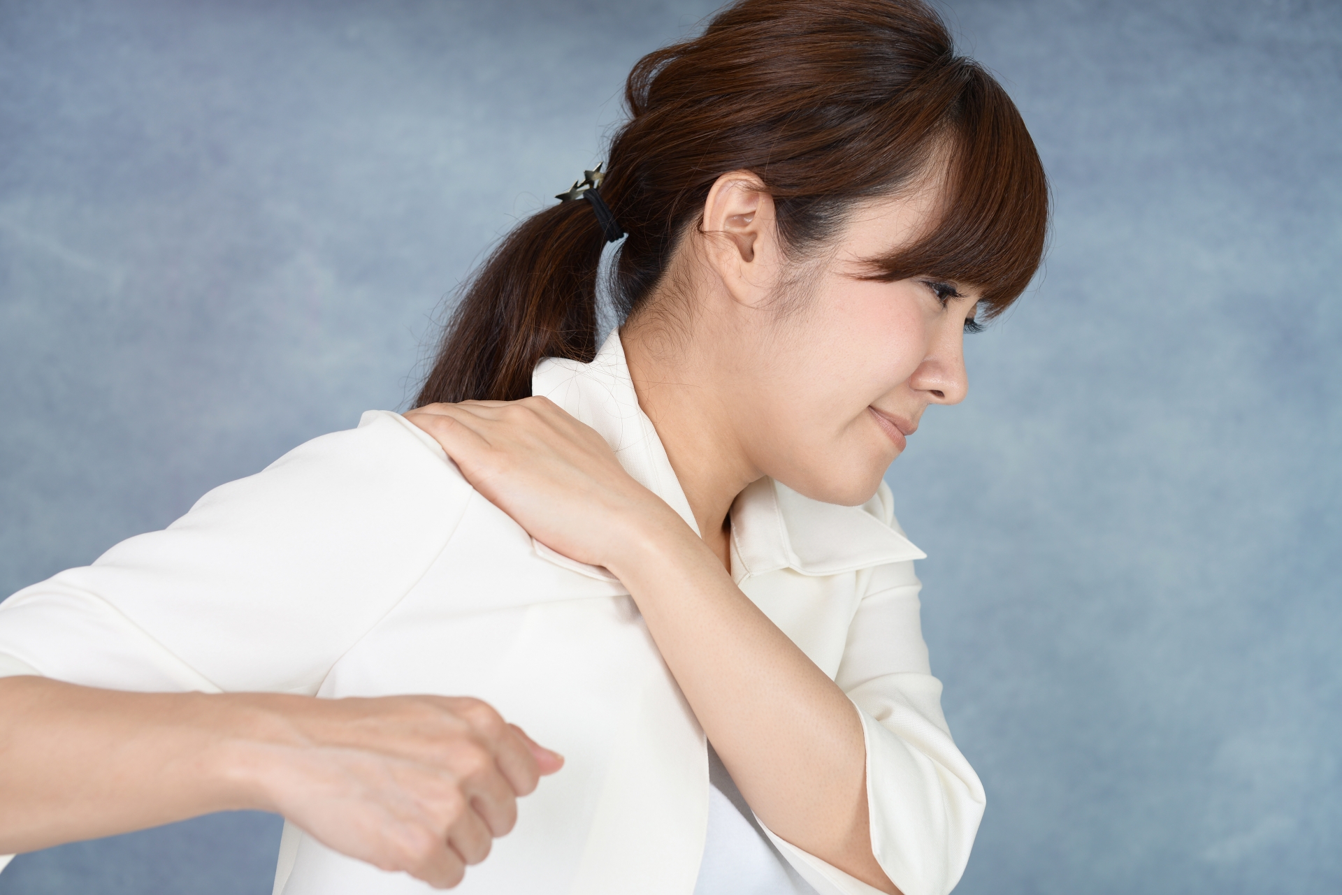 四十肩の女性
